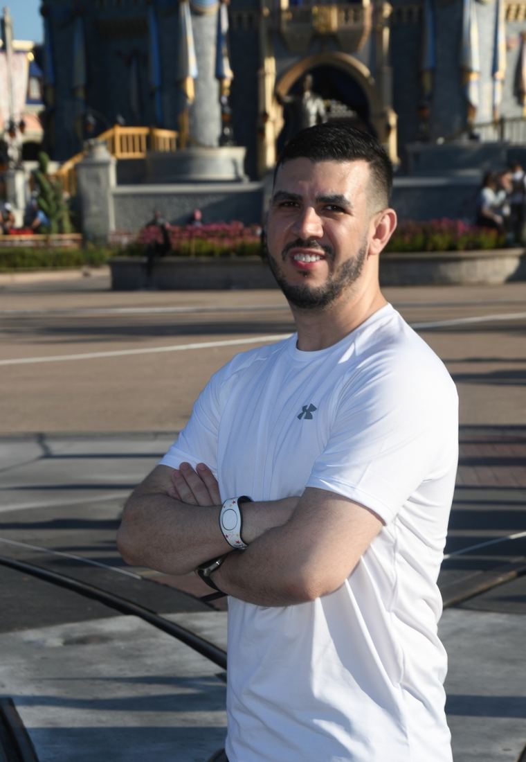 Rodrigo Cabrero em frente ao castelo, no Magic Kingdom